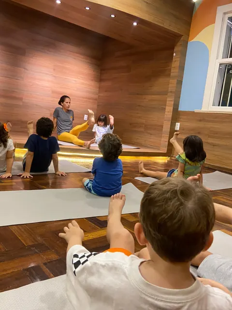 Educadora e crianças em aula de movimento e respiração no Sítio Dourado